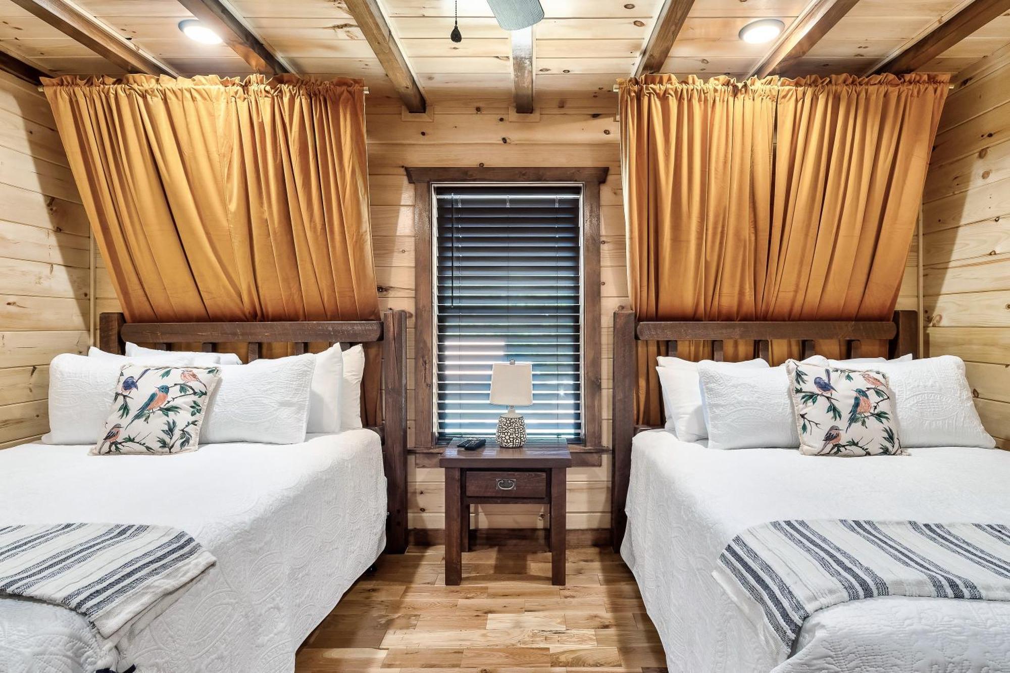 Southern Belle-NEW Boutique Cabin, Pool, Firepit, HotTub, Views Gatlinburg Extérieur photo